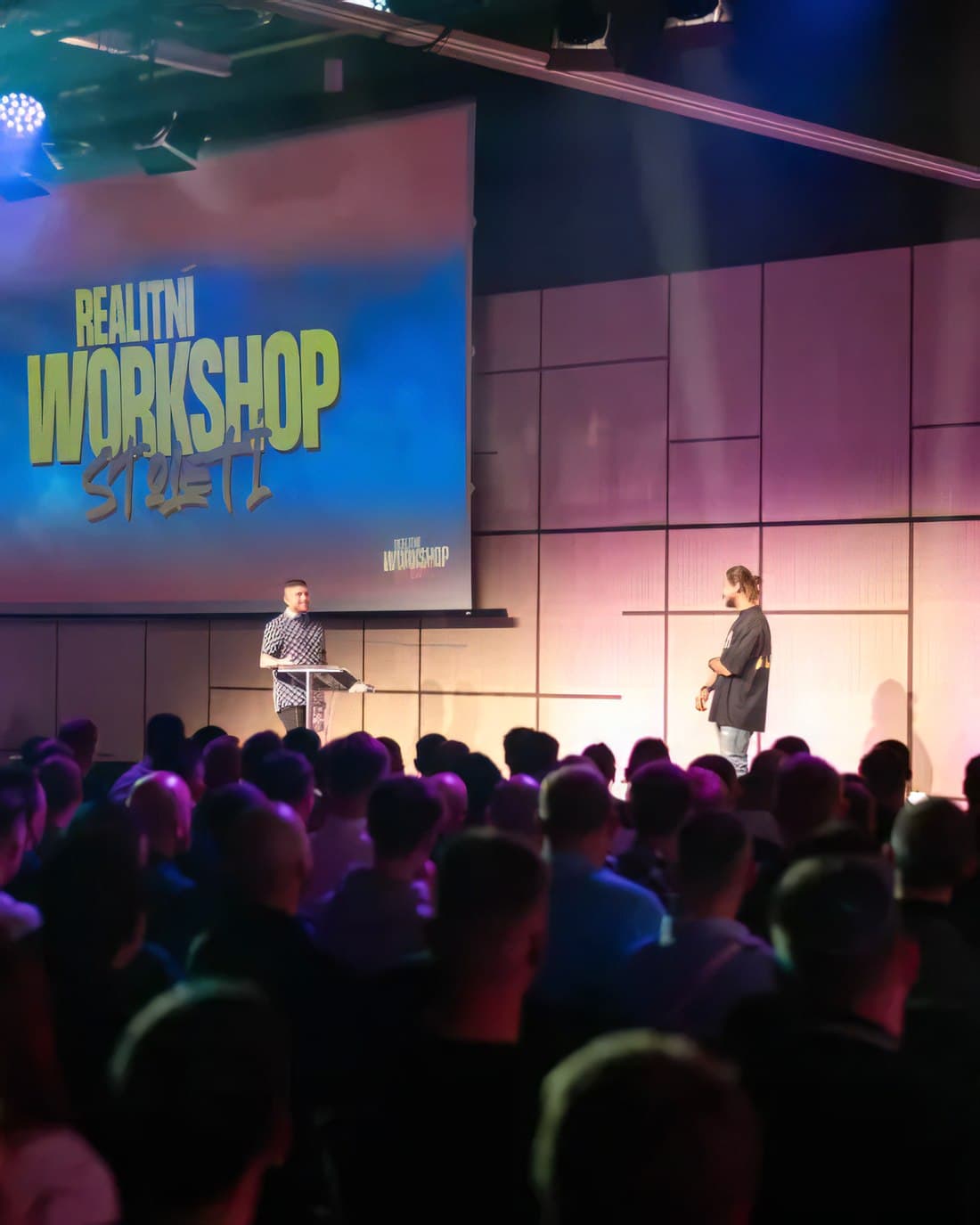 Maxim Ponomarenko na pódiu Realitního workshopu století