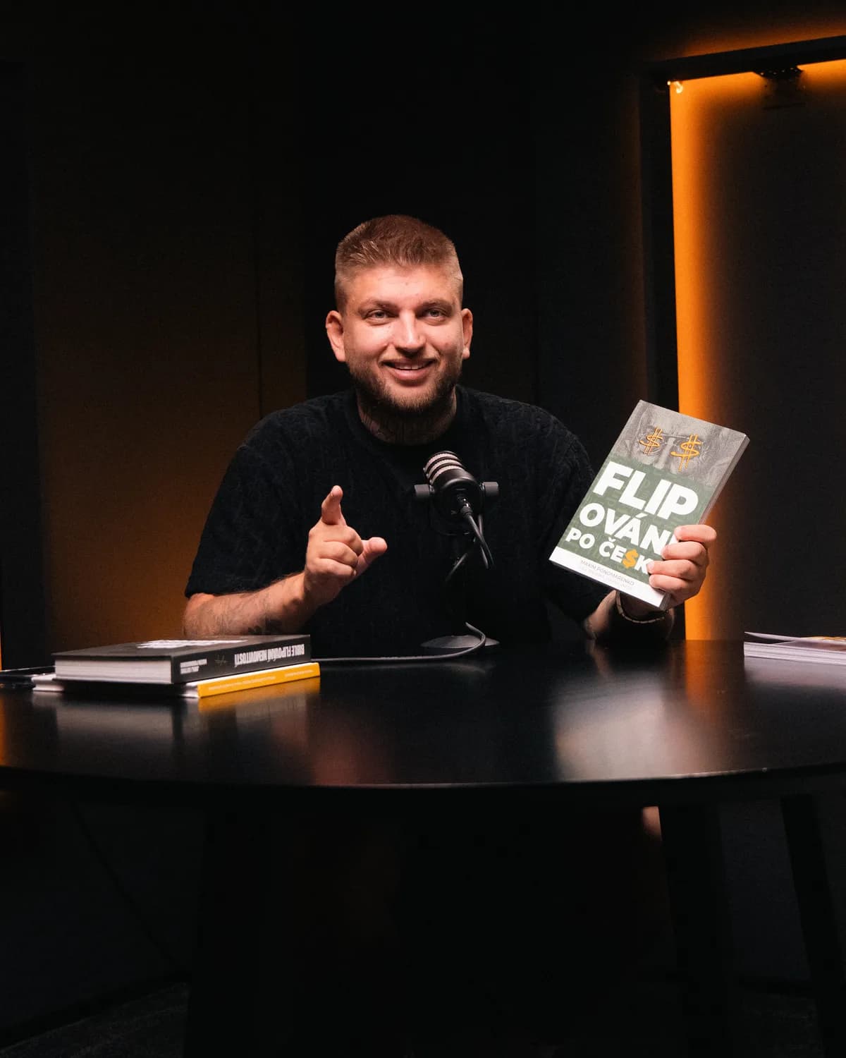 Maxim Ponomarenko s knihou Flipování po česku