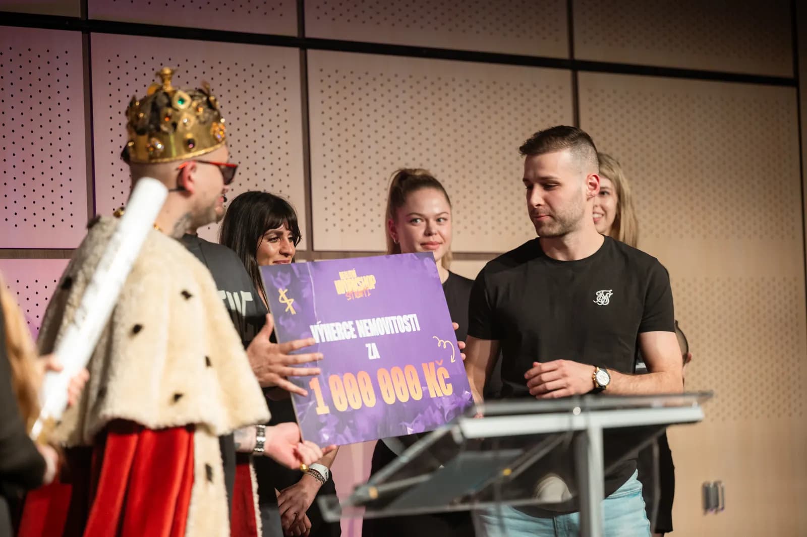 Předání šeku na výherní nemovitost za 1 000 000 Kč