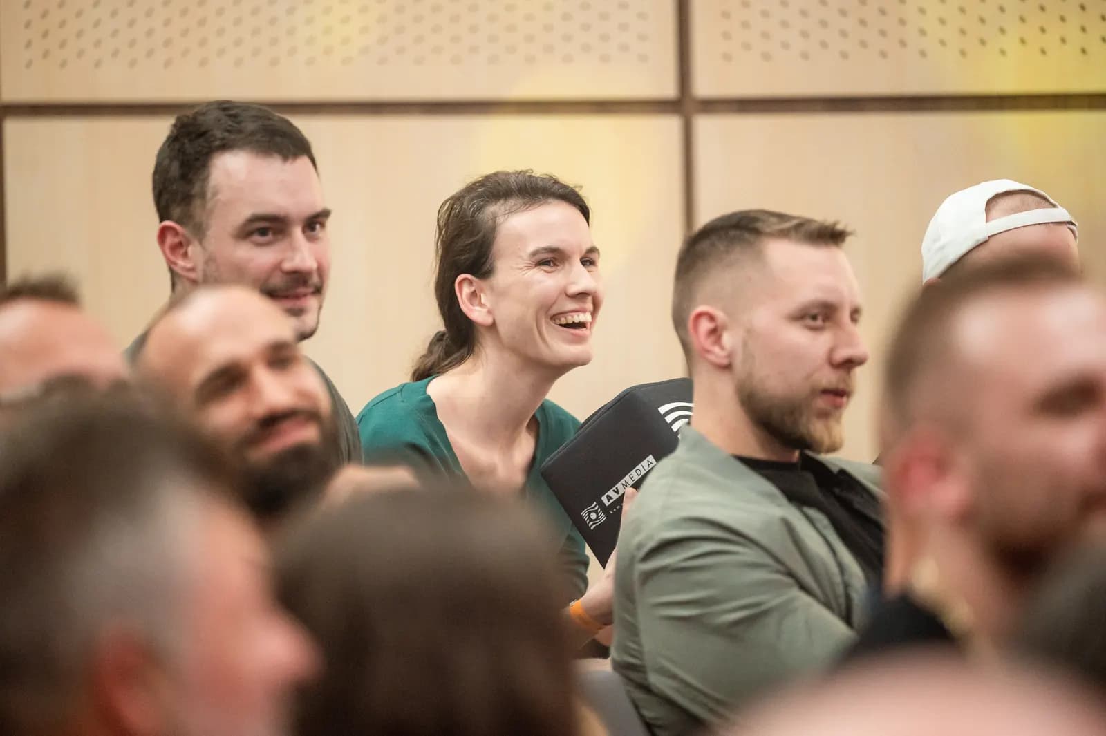 Účastníci workshopu se baví během přednášky