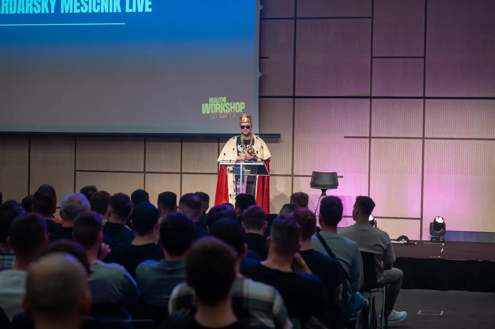 Zaplněný sál Realitního workshopu století během úvodní přednášky