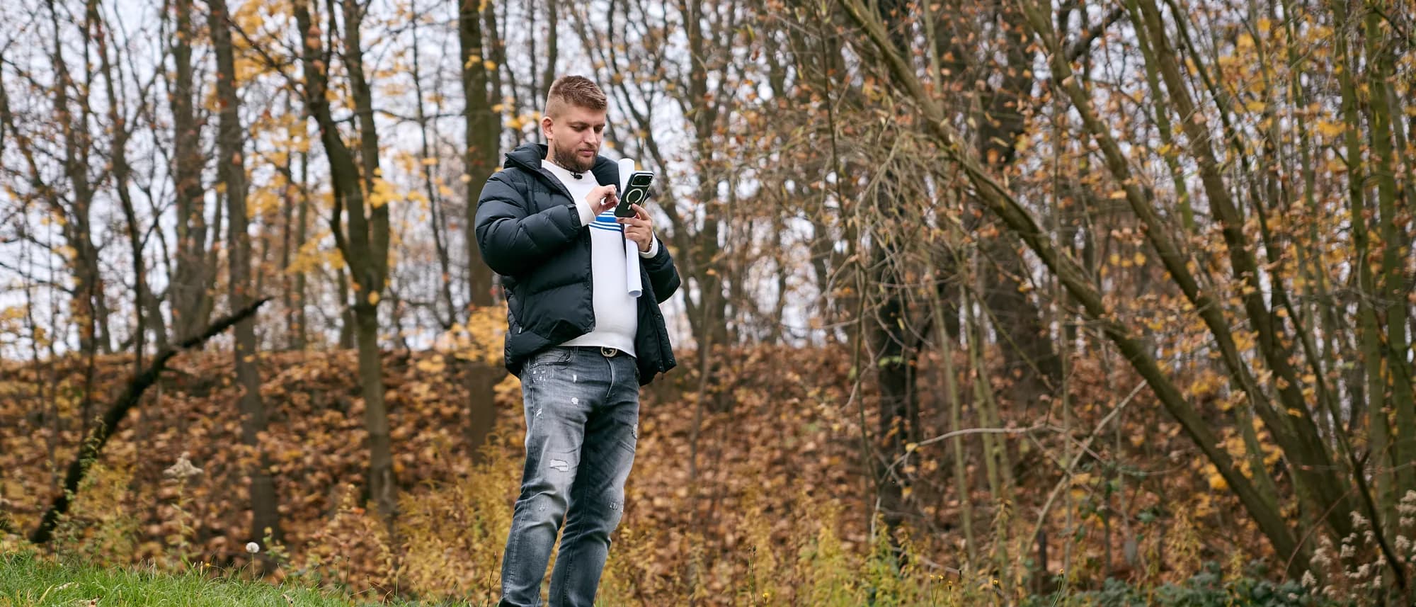 Maxim Ponomarenko s podklady na pozemku u nemovitosti